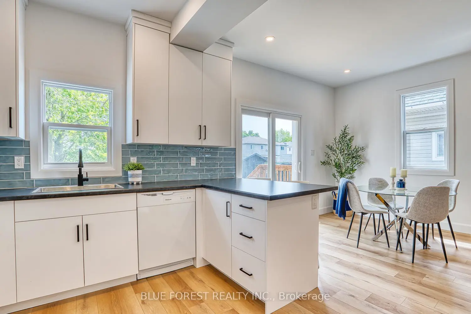 471 Albert Street photo 5