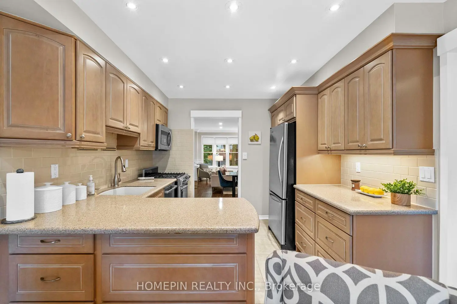 86 Confederation Way photo 4