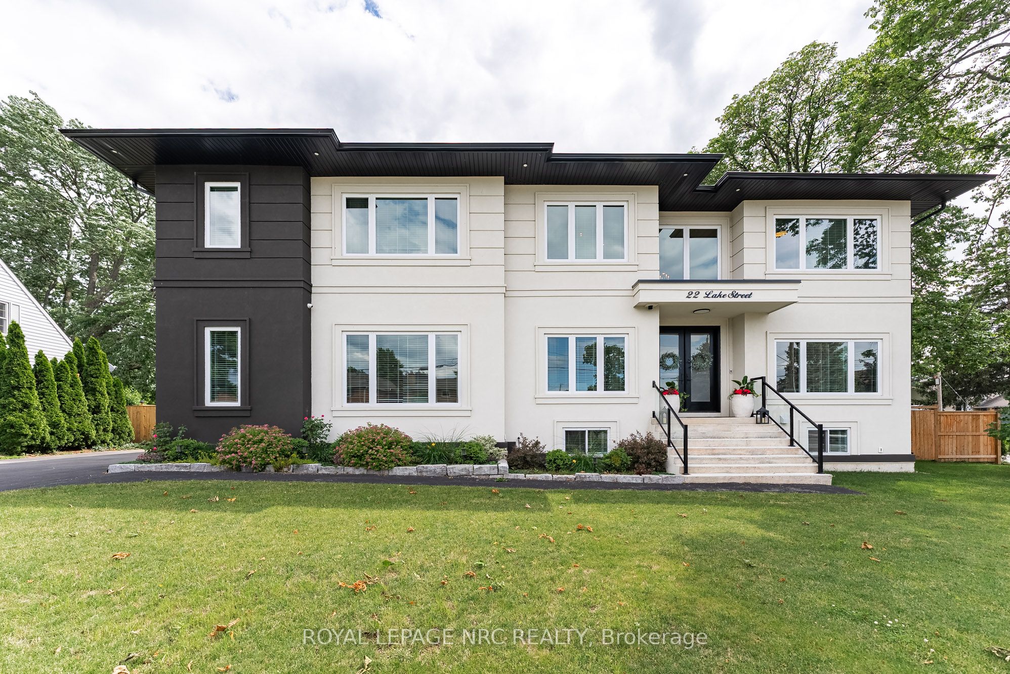 22 Lake Street, Grimsby, ON, L3M 2G7