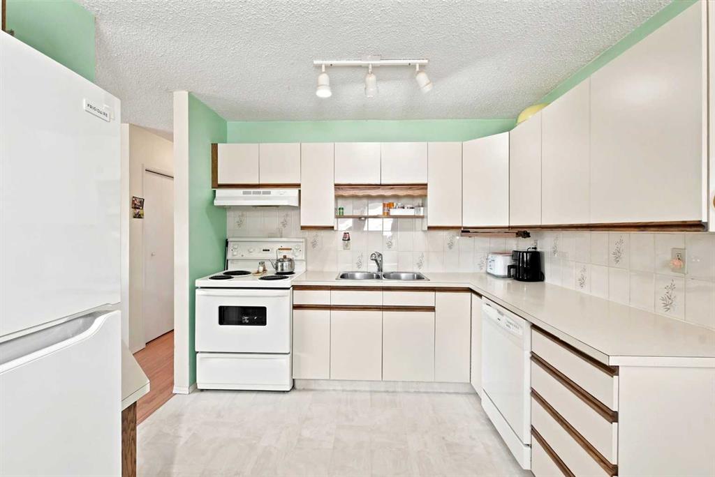38 Meadowview Close, Sylvan Lake, AB, T4S1J2 photo 2