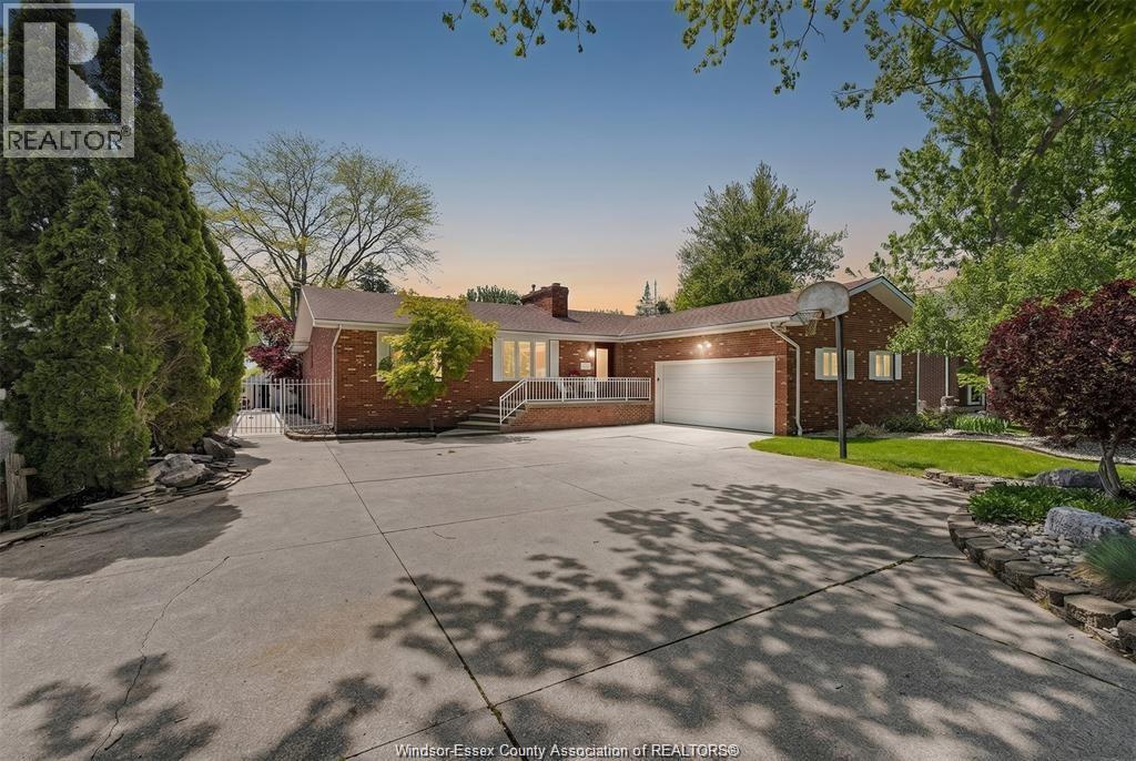274 Irwin , Essex, ON, N8M2T6