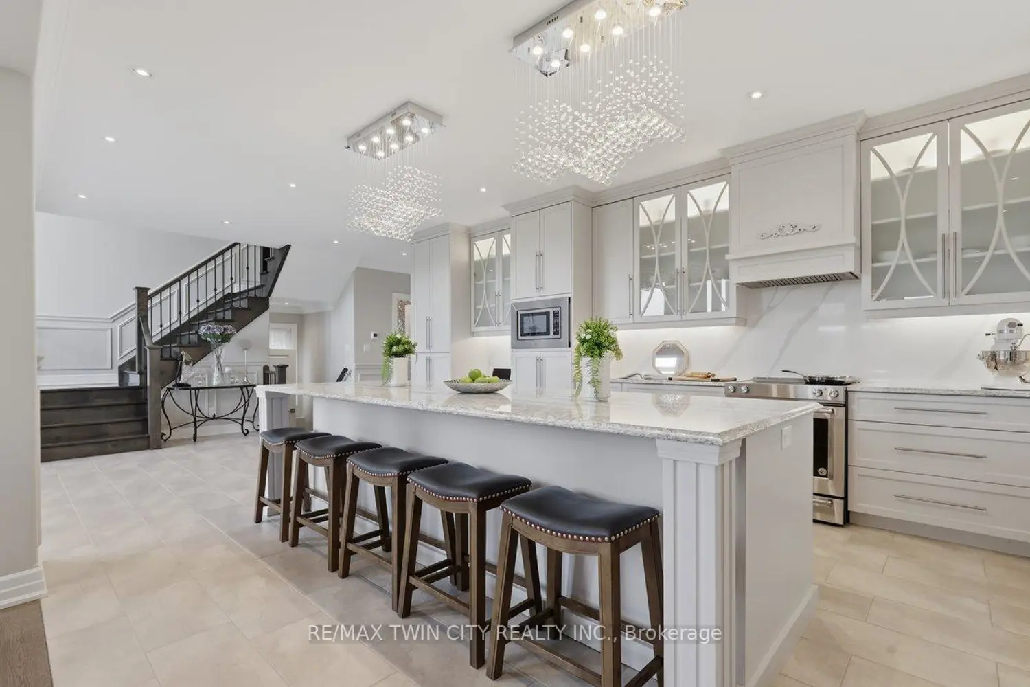 550 Brittania Crescent photo 3