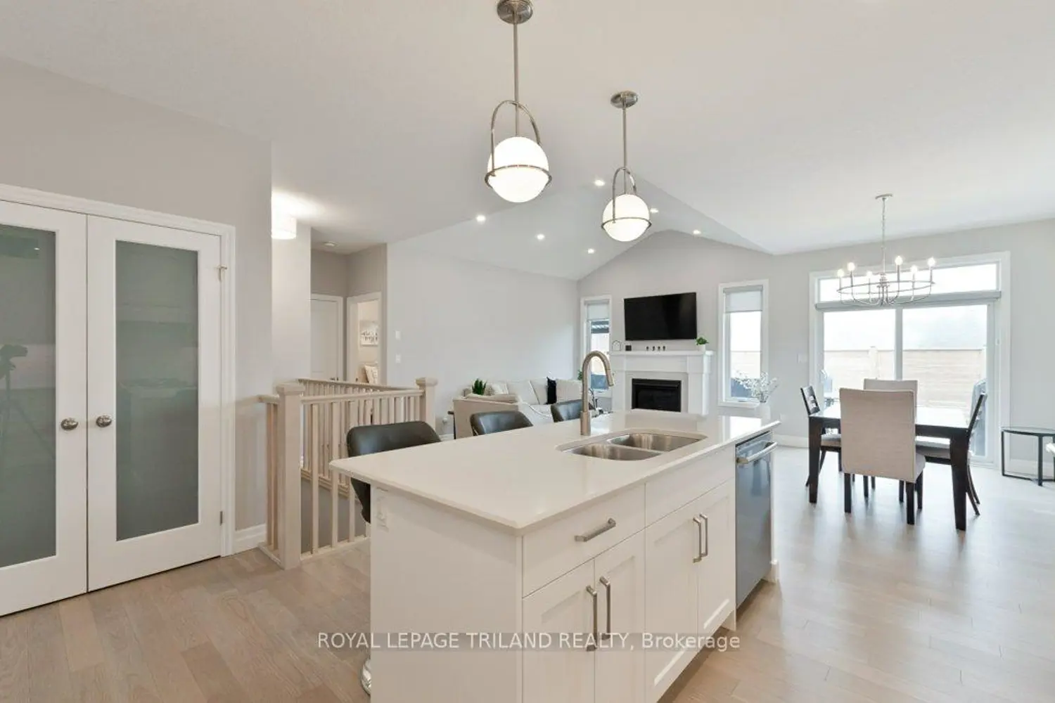 252 Renaissance Drive photo 4