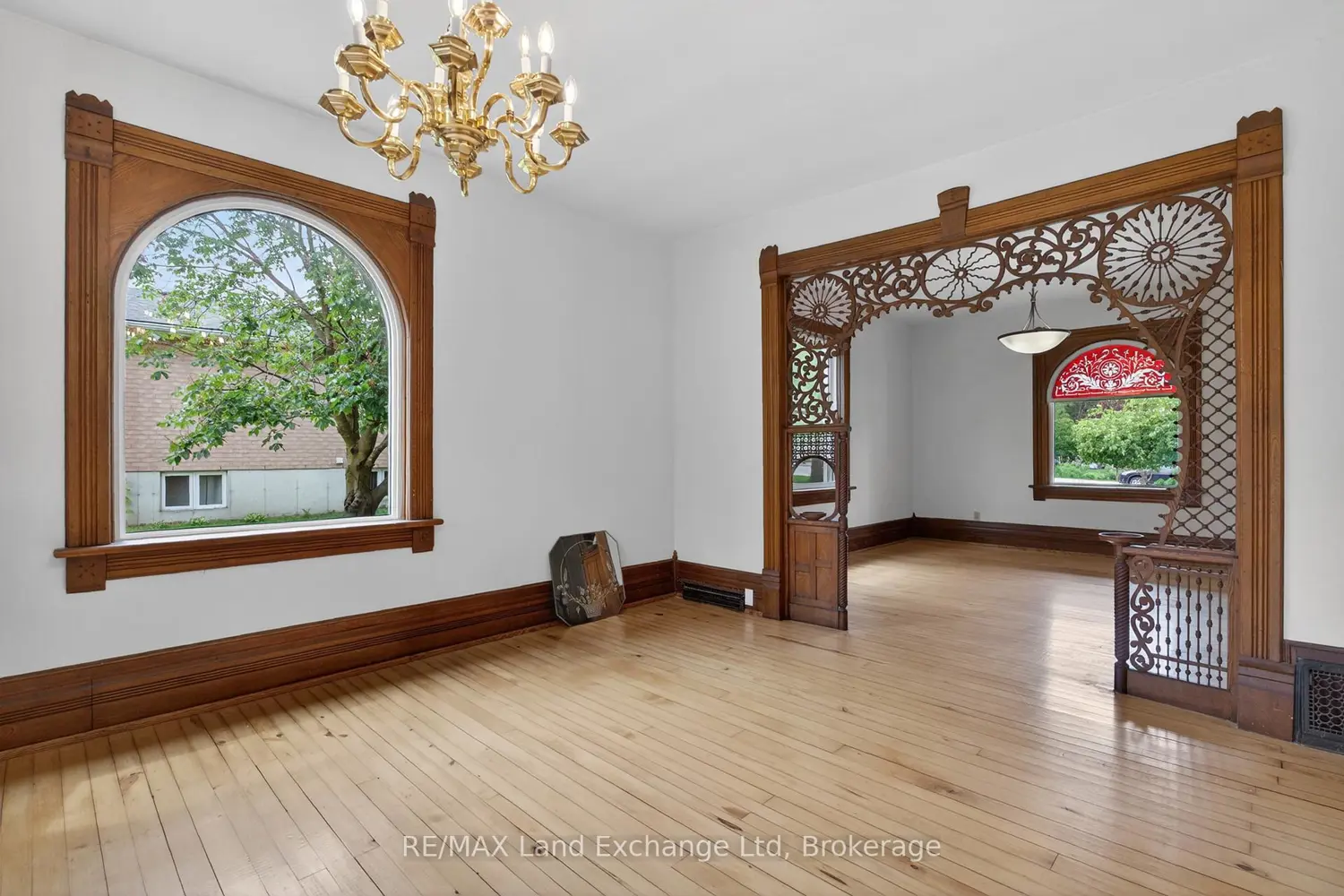 484 Queen Street photo 4