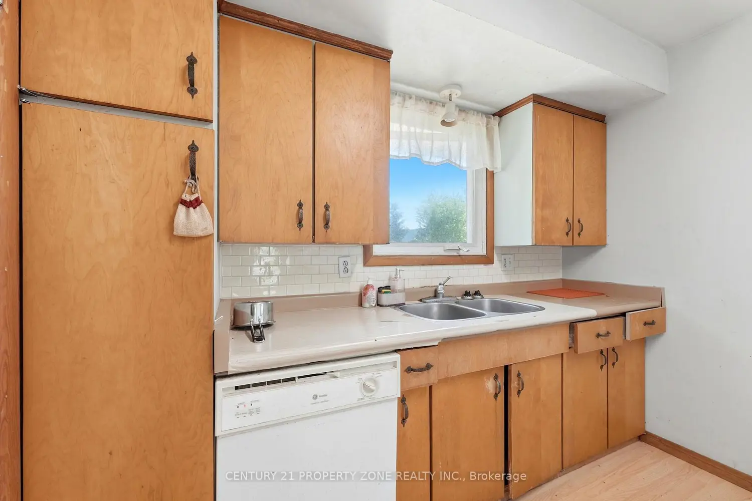 1192 Kaladar Drive photo 5