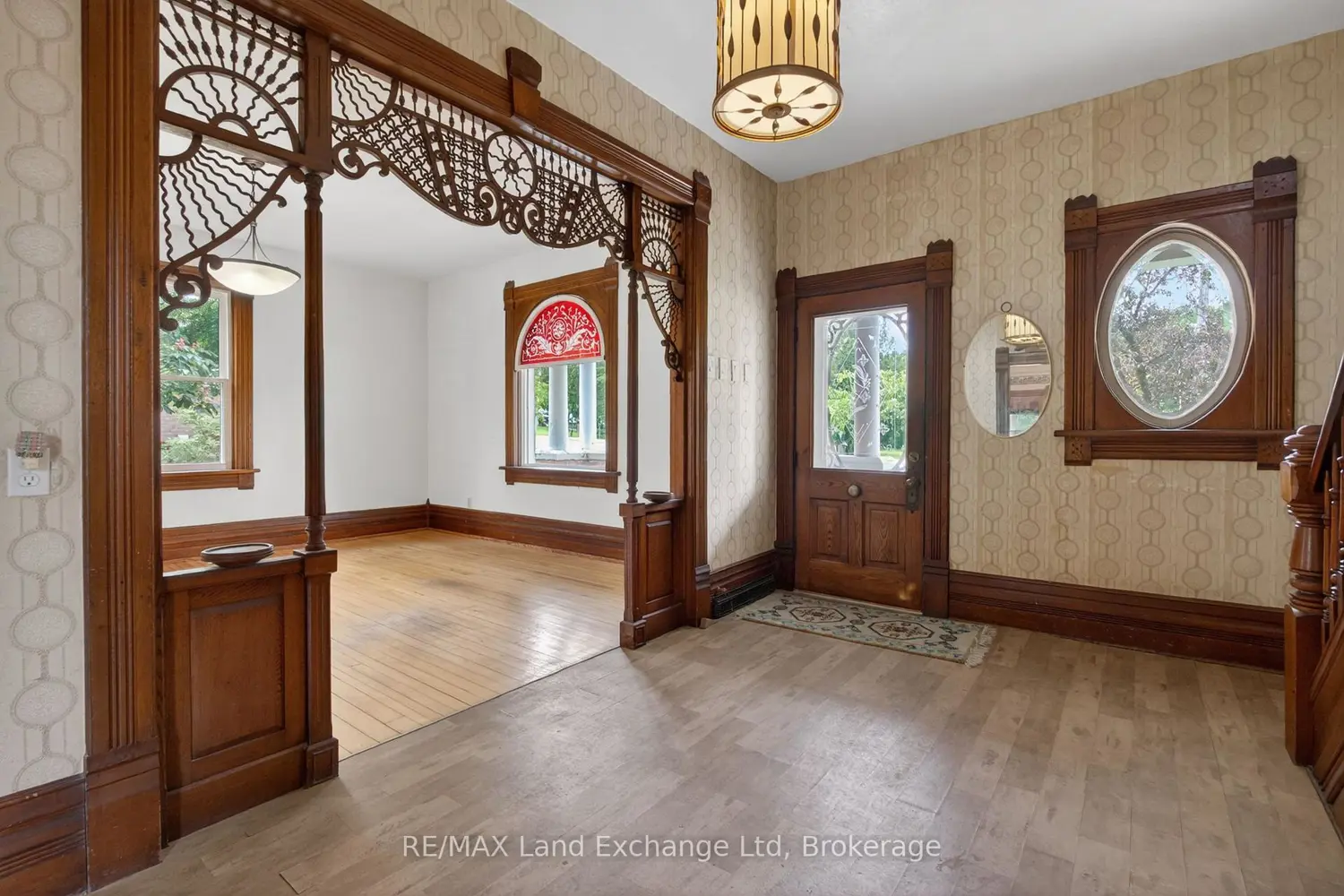 484 Queen Street photo 3