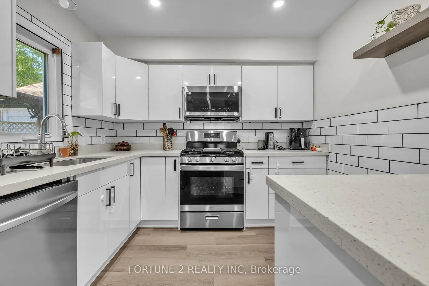 570 Pall Mall Street photo 3