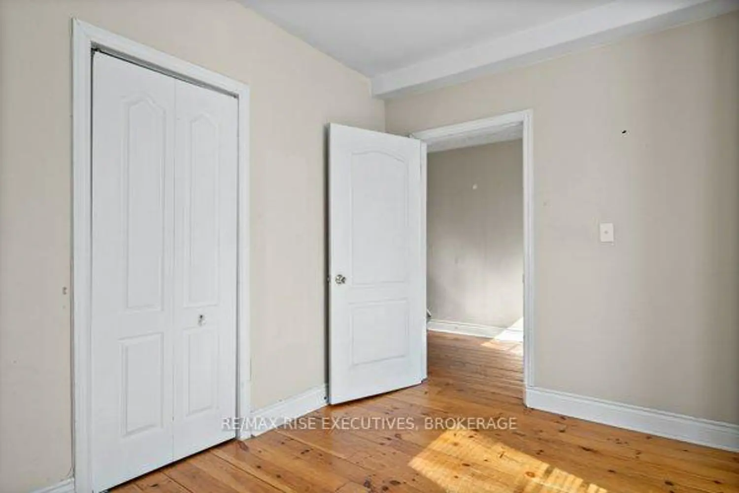480 Victoria Street photo 5