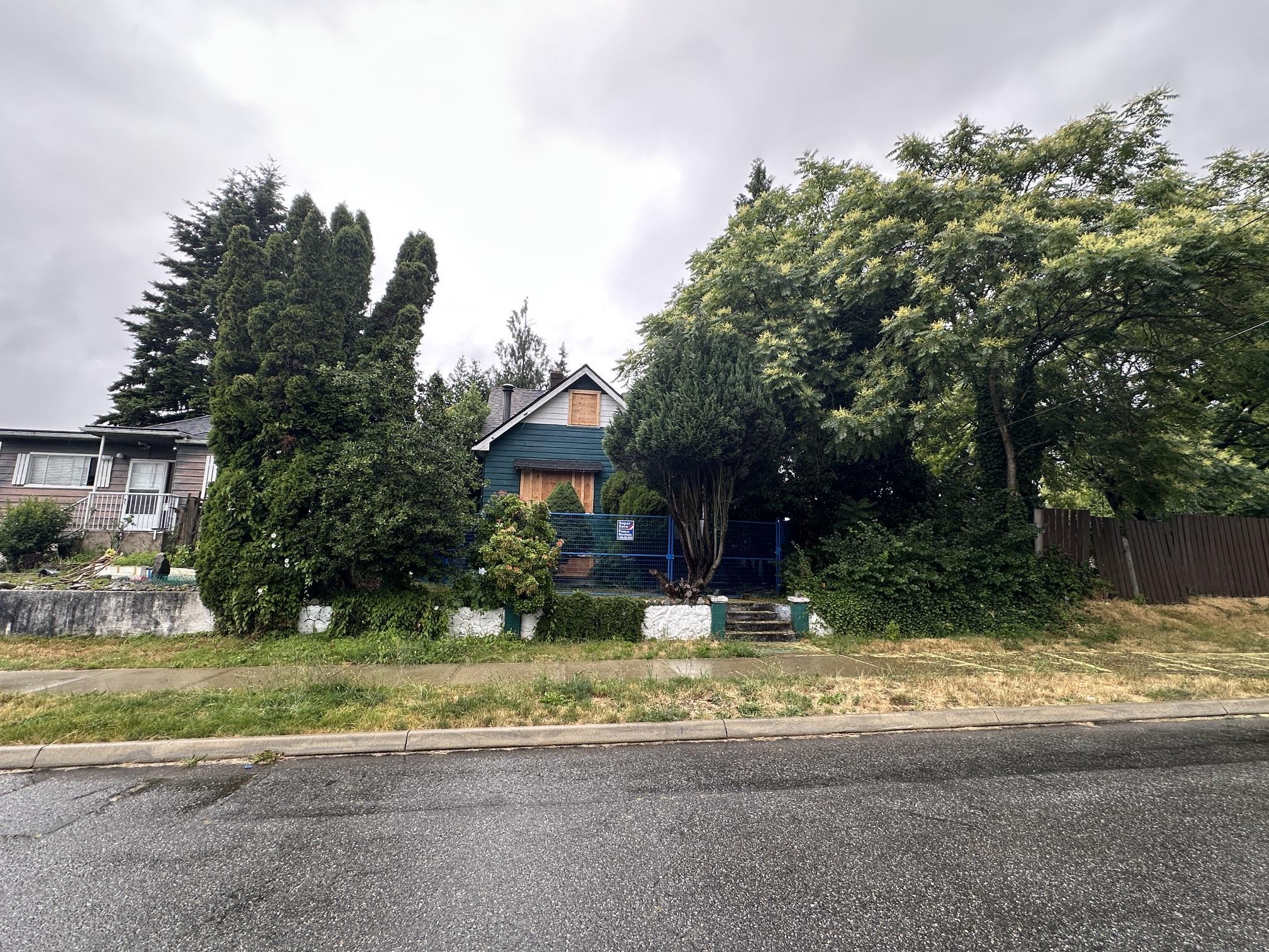2005 Ninth Avenue, New Westminster, BC, V3M 3G6