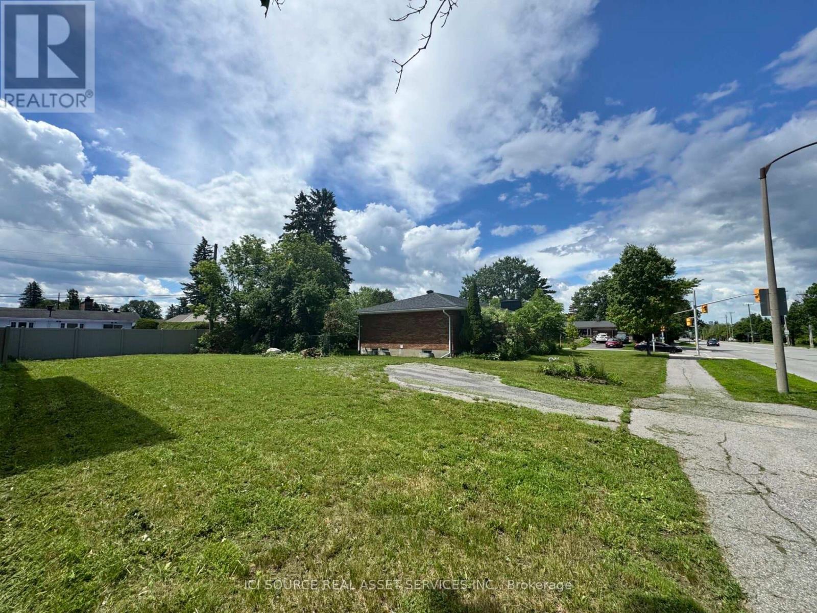 410 Smyth Road, Ottawa, ON, K1H5A4