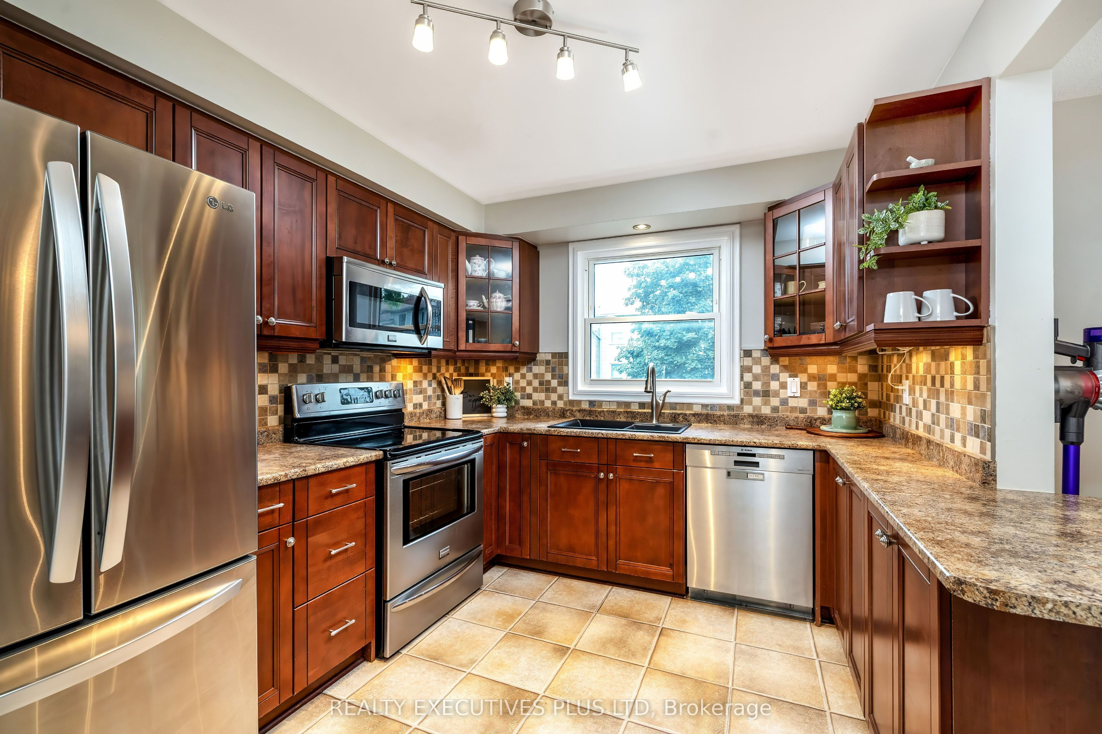 33-5878 Montevideo Road, Mississauga, ON, L5N 2V5