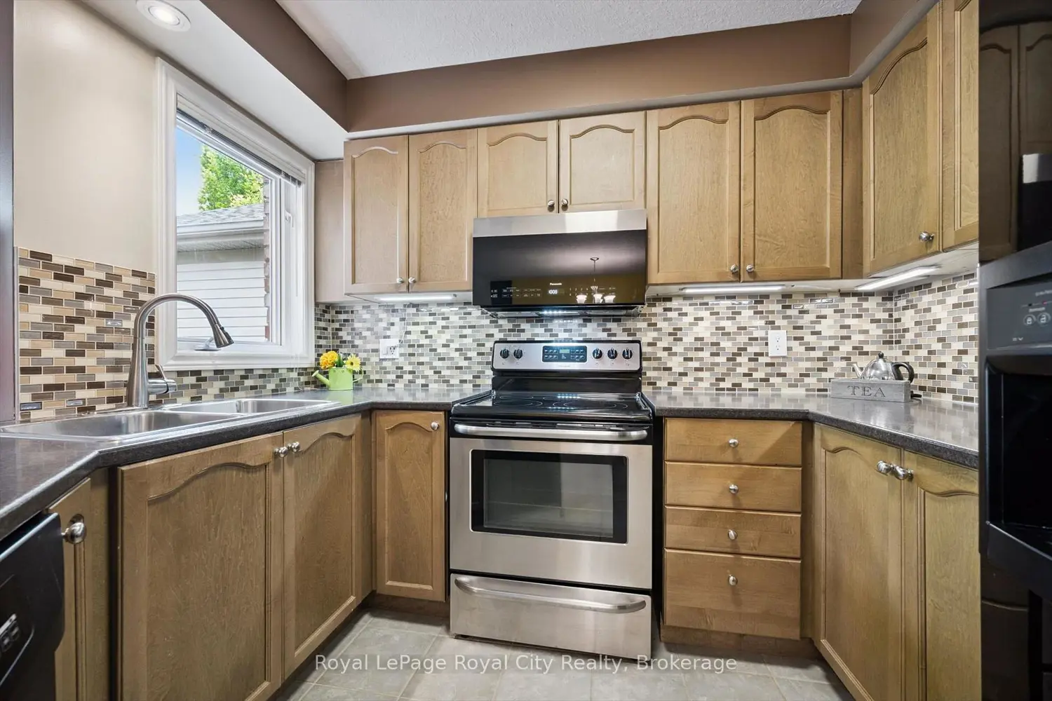 462 Lausanne Crescent photo 3