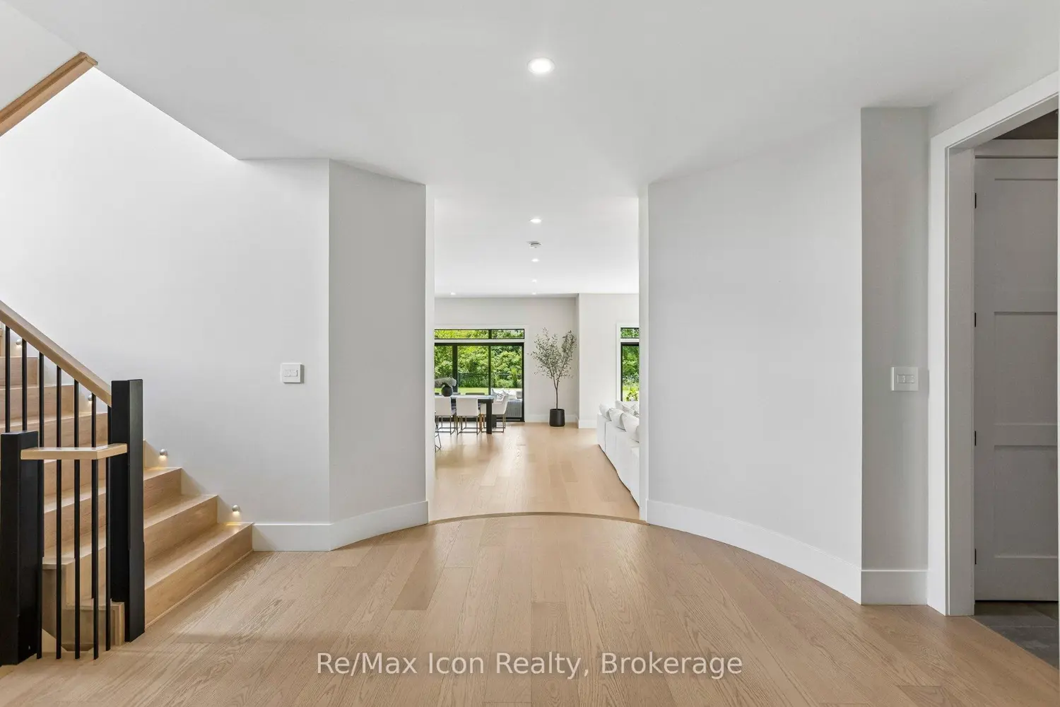 95 Pondcliffe Drive photo 3