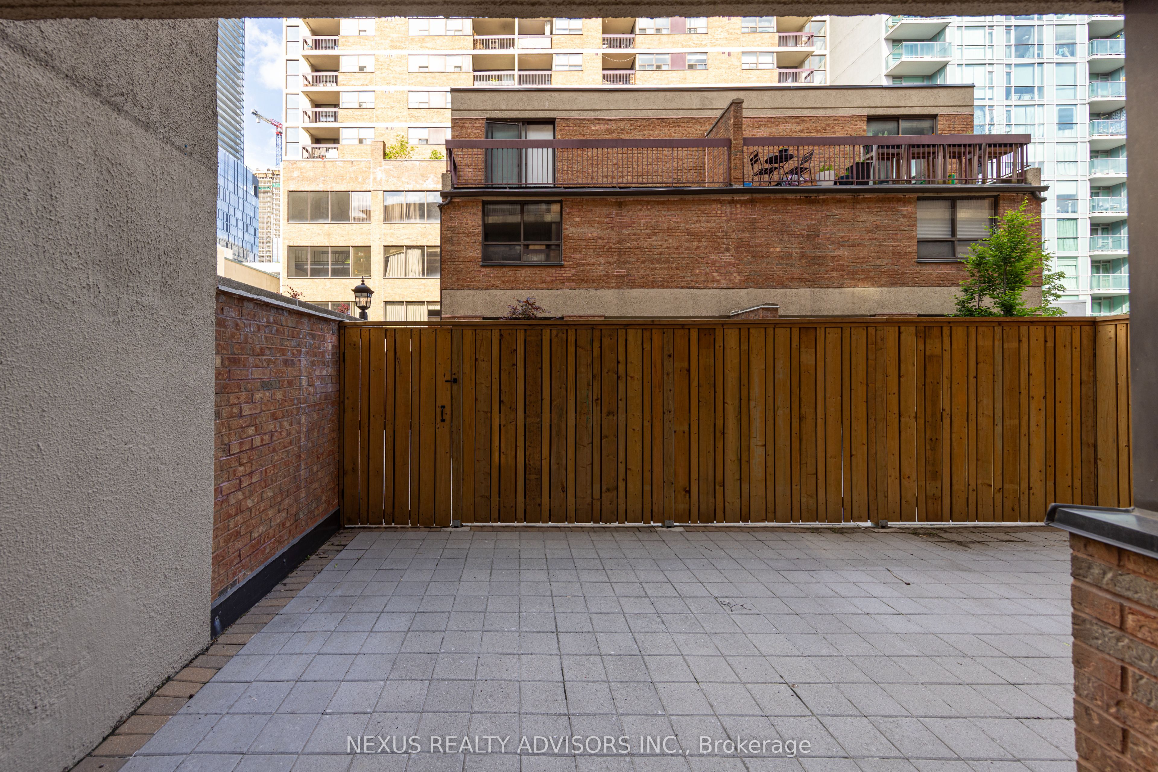223-89 Mccaul Street, Toronto, ON, M5T 2X3