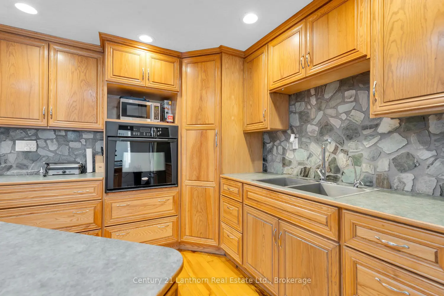 495 Barker Road photo 5