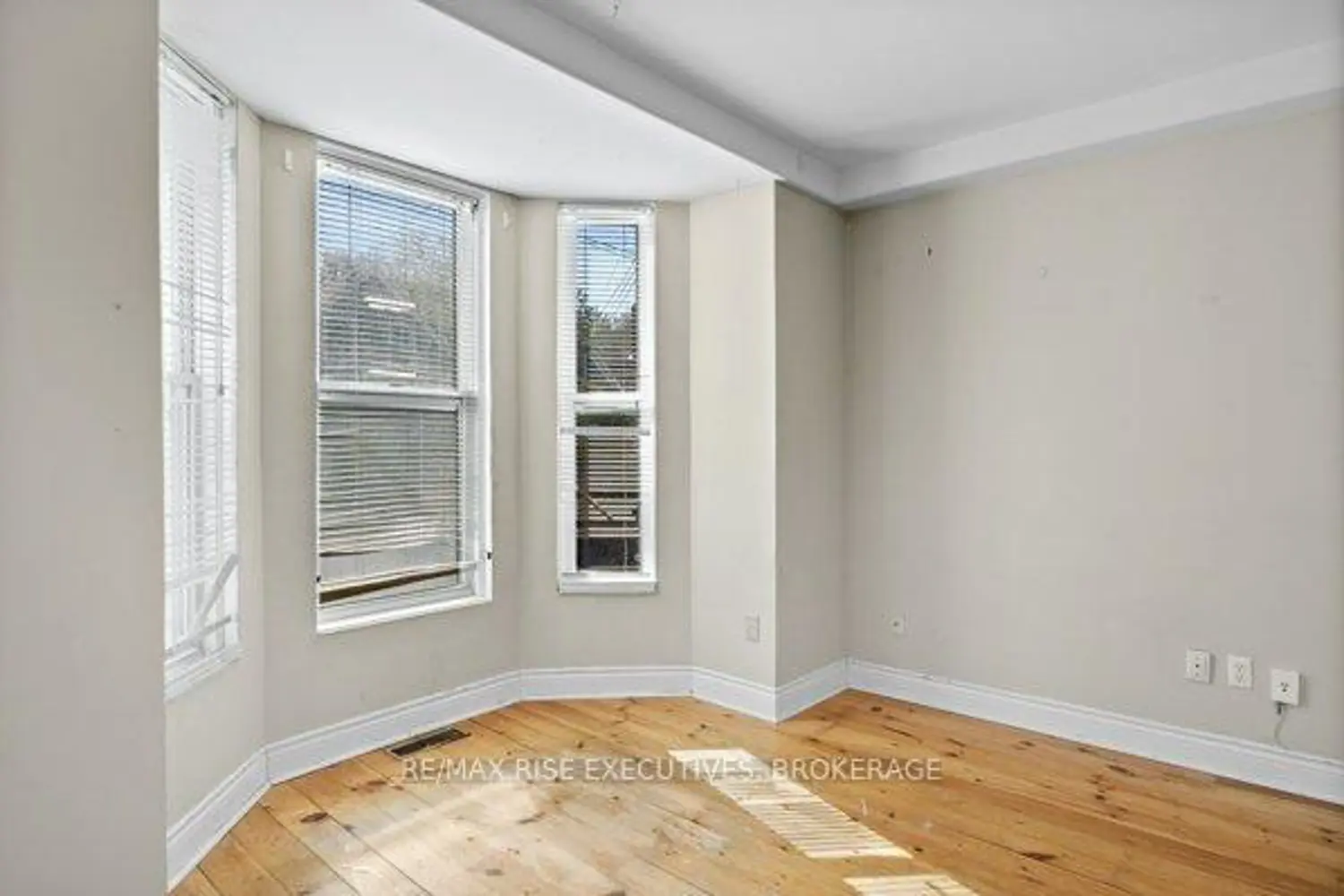 480 Victoria Street photo 4