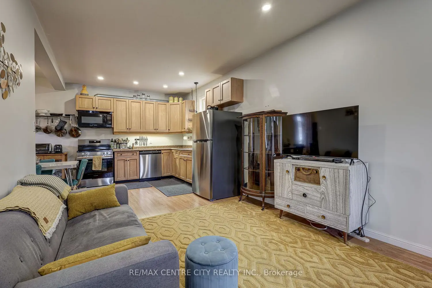 169 Wellington Street photo 5