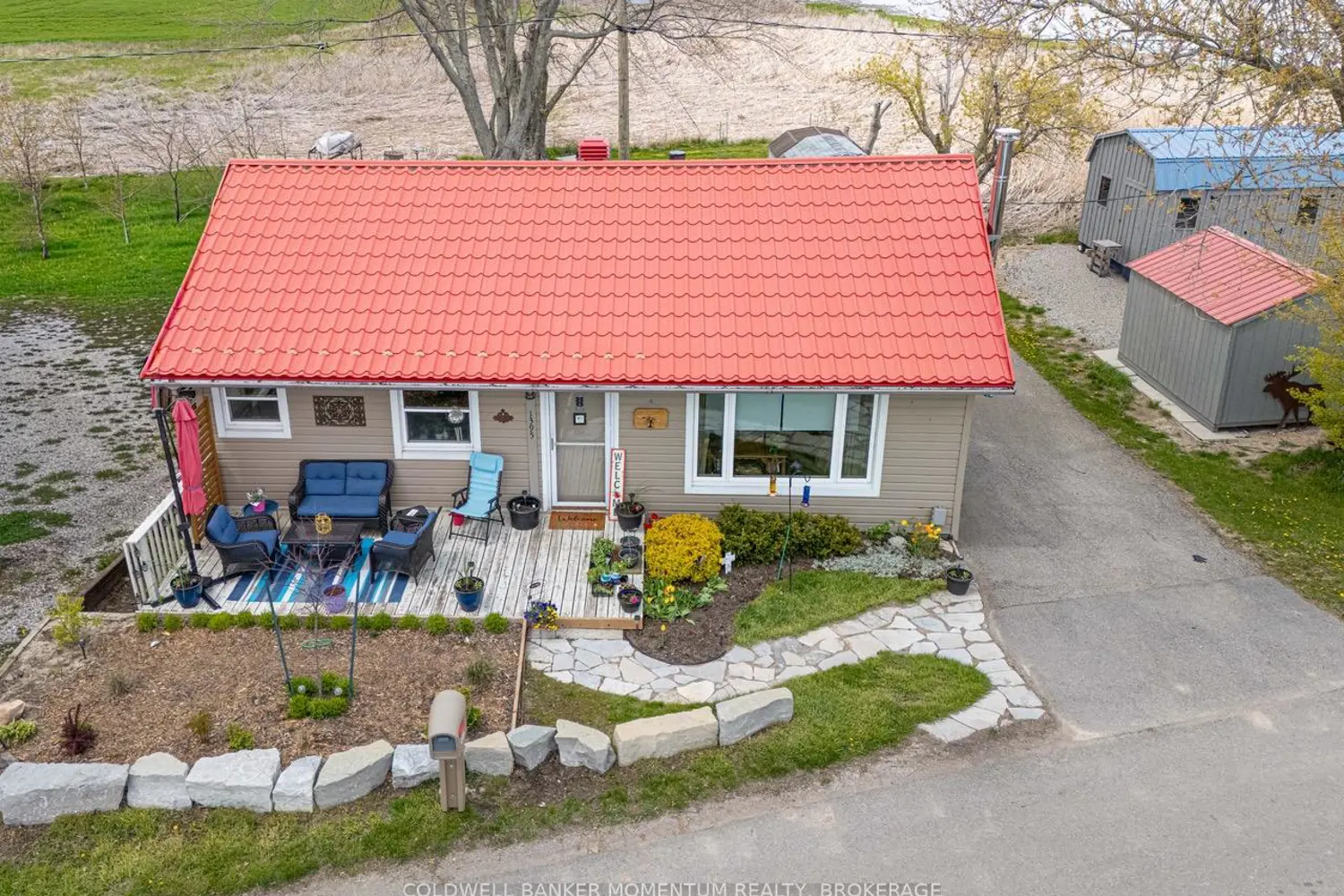1395 Lakeshore Road photo 2