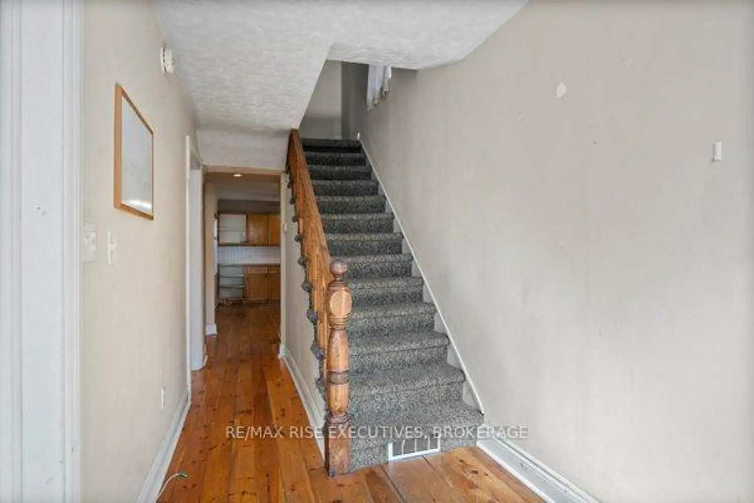 480 Victoria Street photo 3