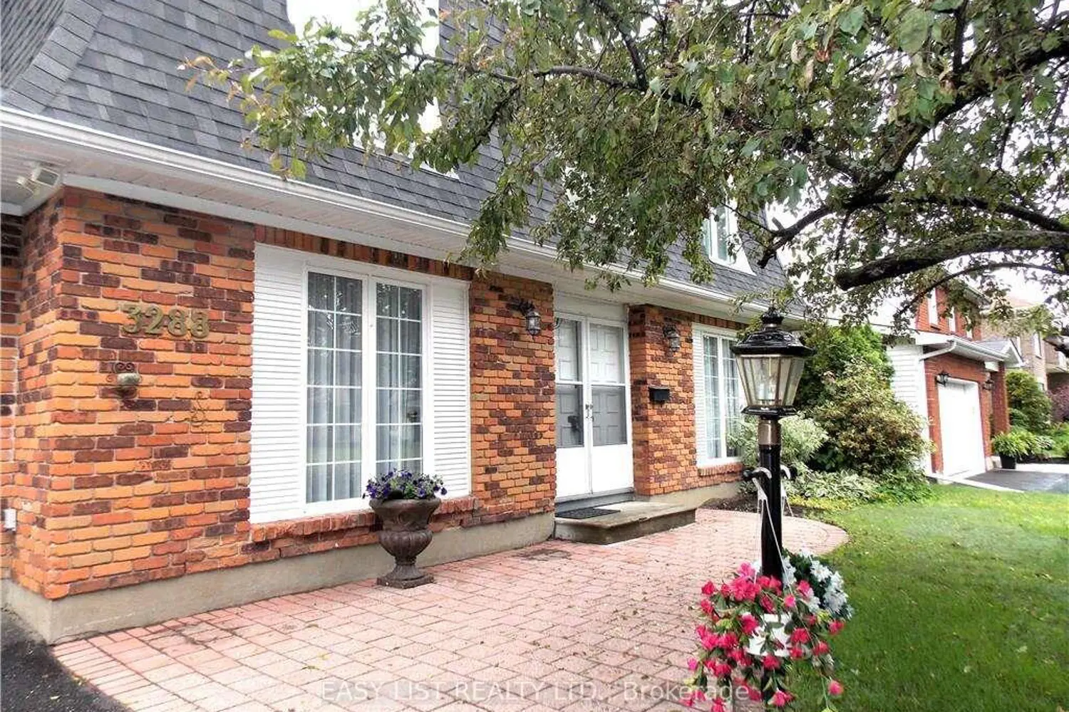3288 Clearwater Crescent