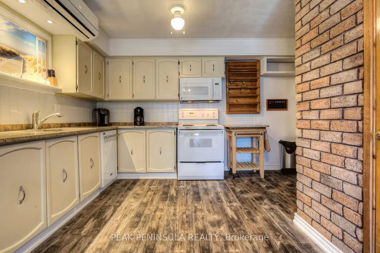 7 Willow Avenue photo 3