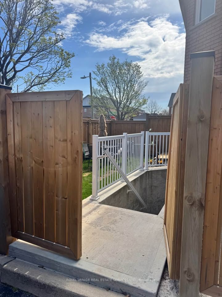 lower-171 River Glen Boulevard, Oakville, ON, L6H 5Y6