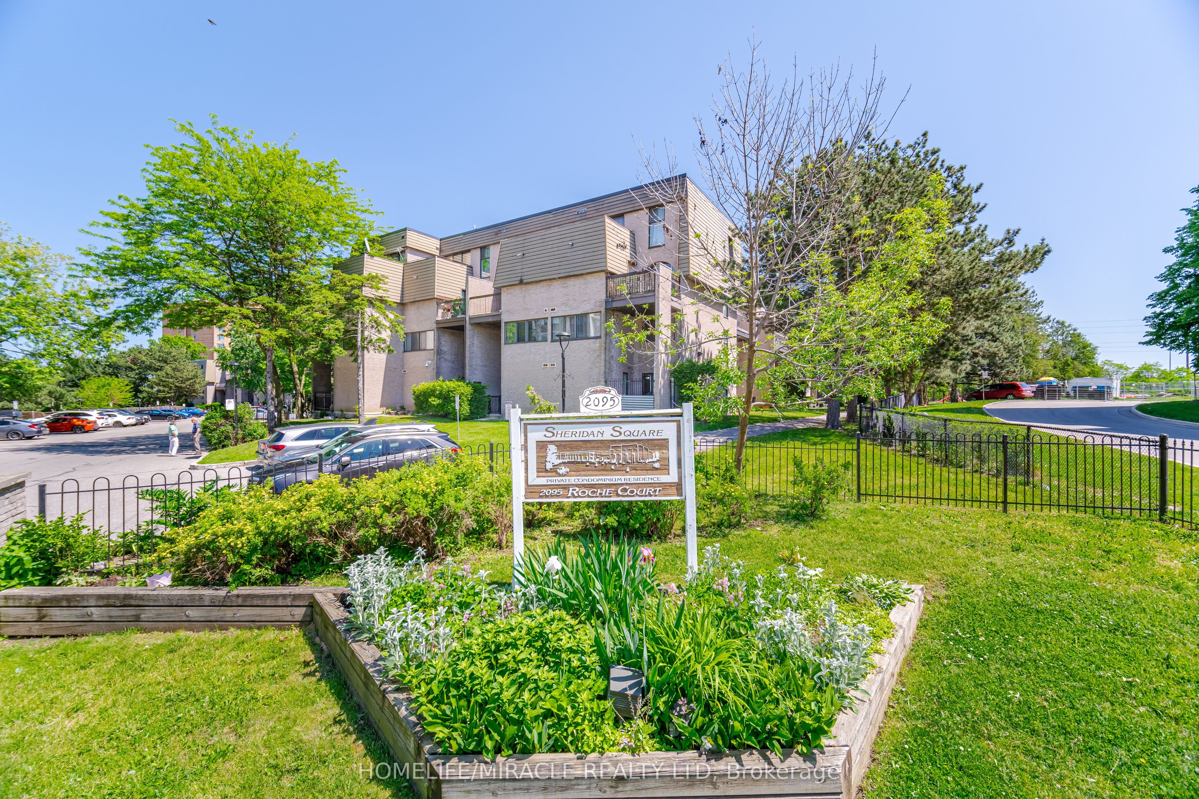 137-2095 Roche Court, Mississauga, ON, L5K 2C8