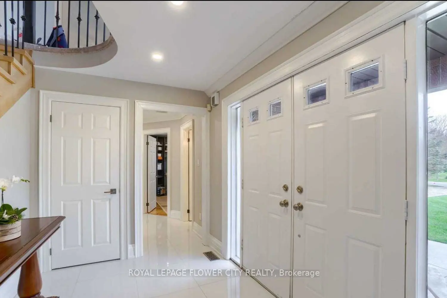 27 Mccauley Drive photo 4