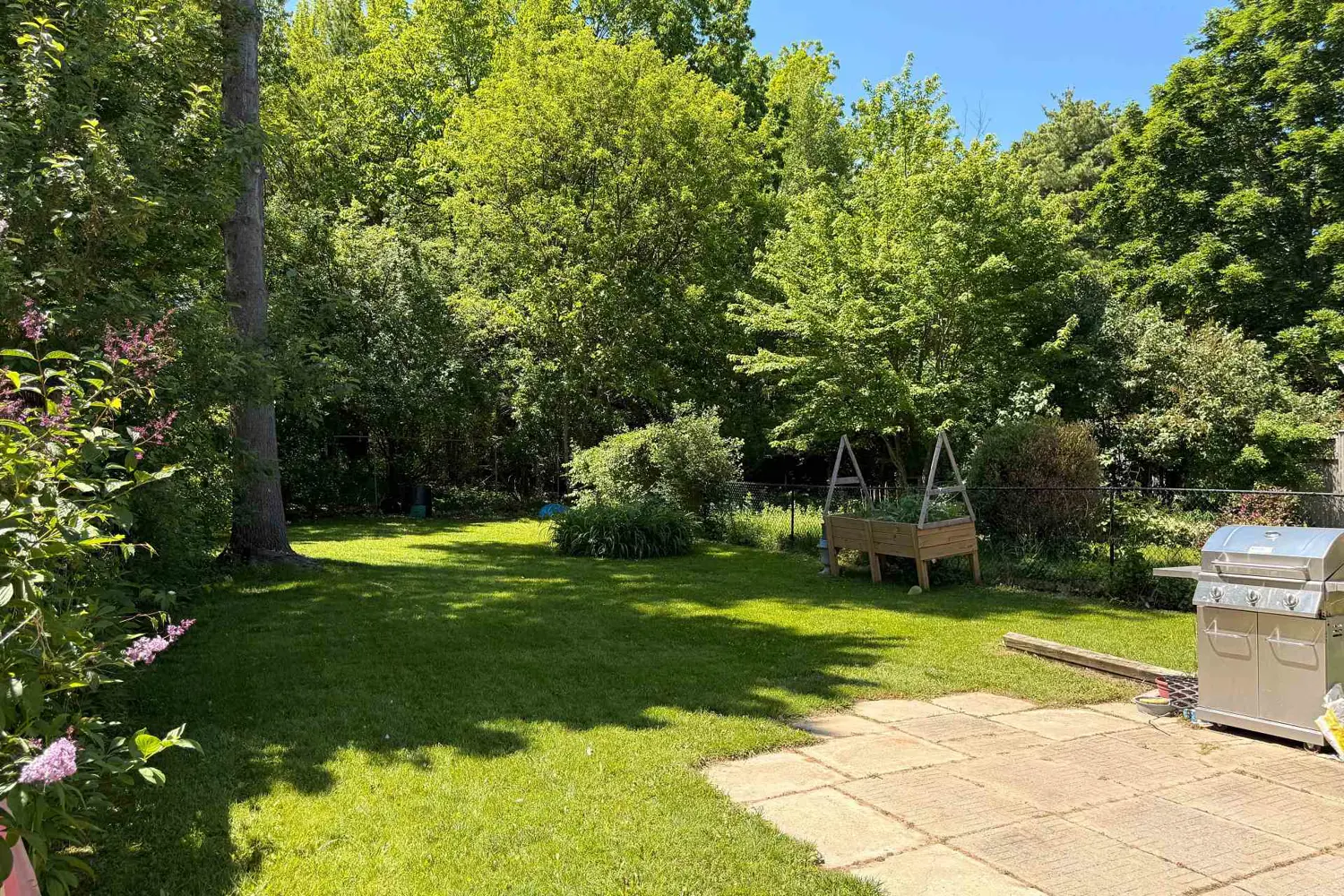 614 Barnsley Crescent photo 3
