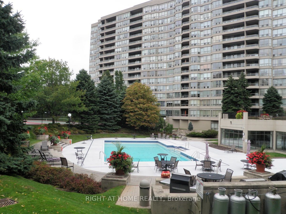 226-1880 Valley Farm Road, Pickering, ON, L1V 6B3