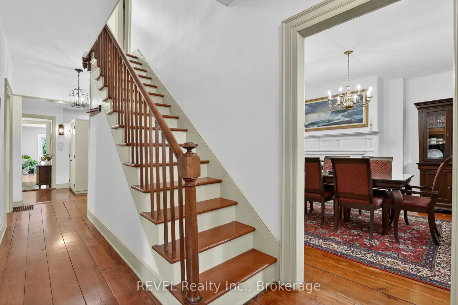 235 Simcoe Street photo 3