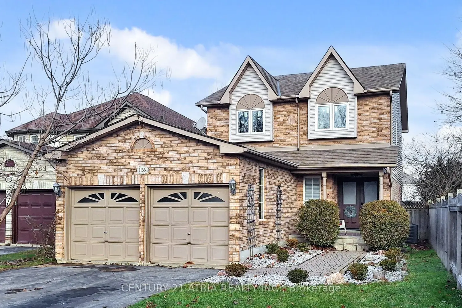 1166 Oriole Crescent photo 2