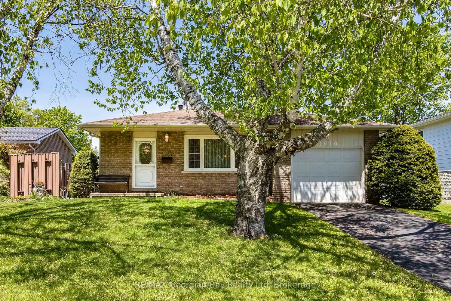 1010 Glen Eagles Crescent