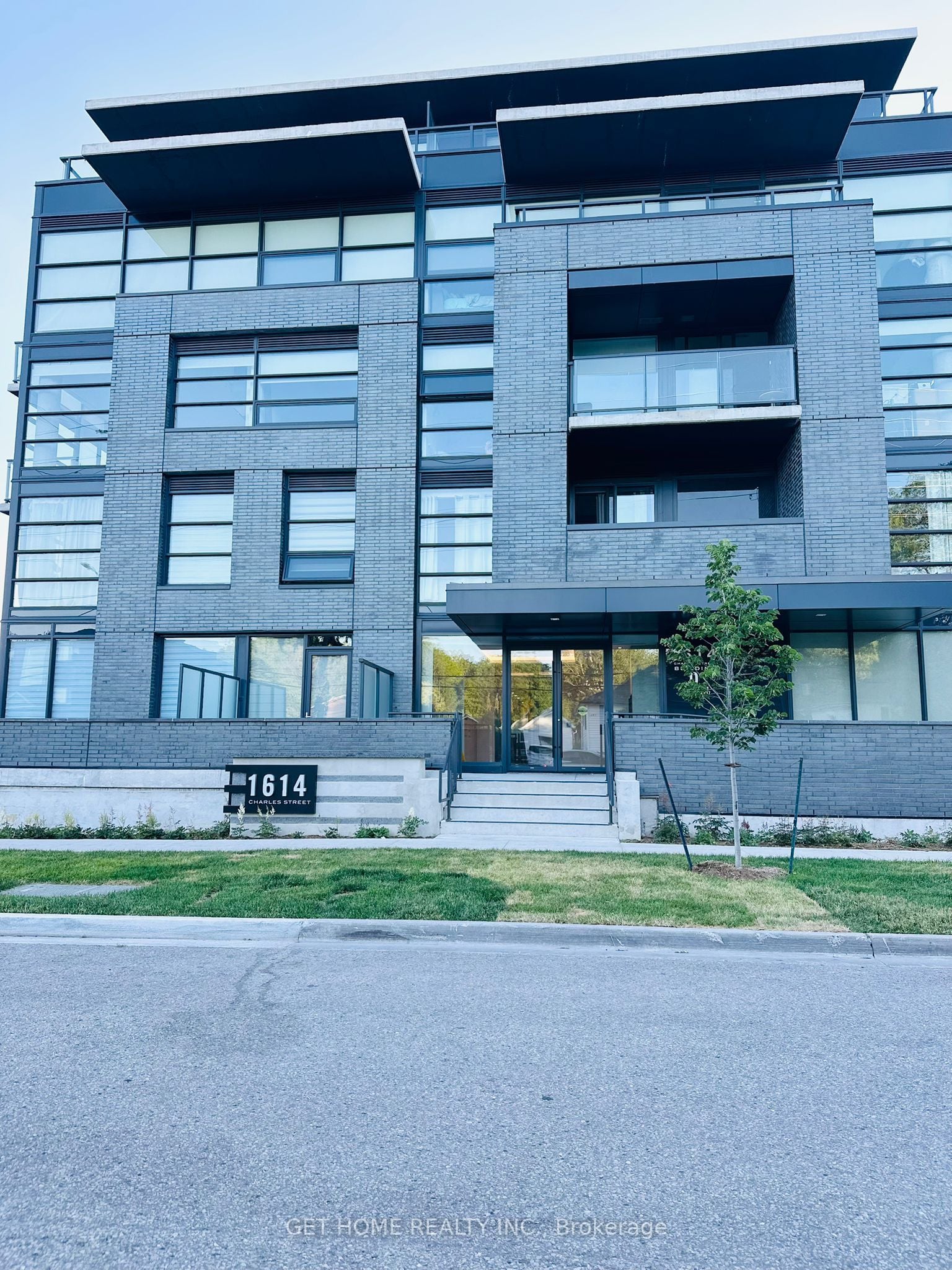 153 D-1614 Charles Street, Whitby, ON, L1N 0P4