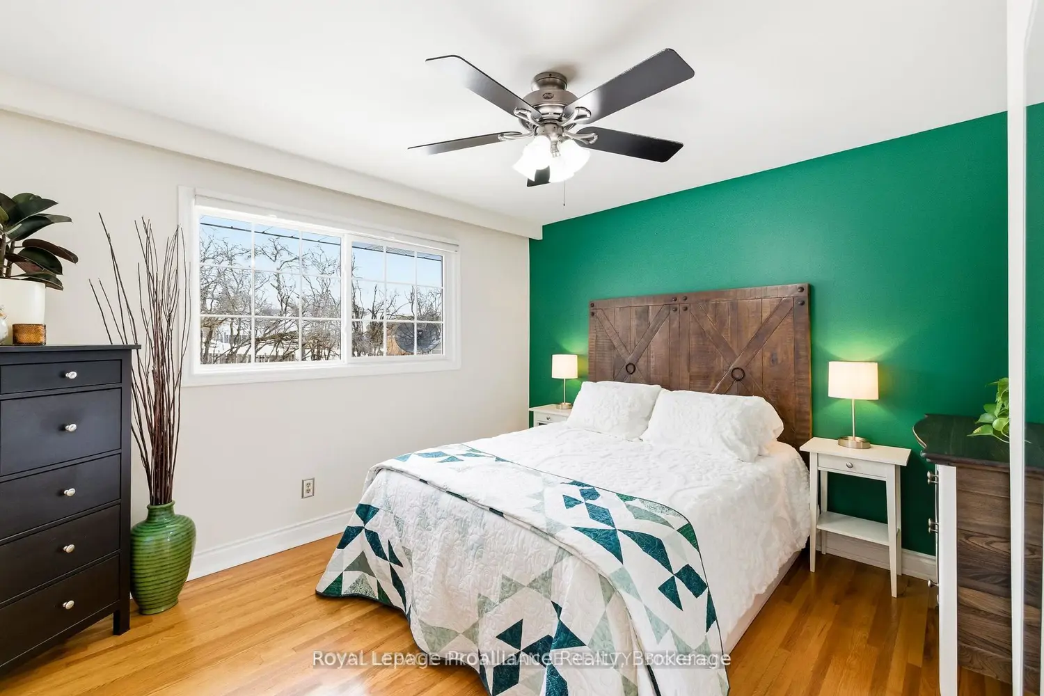 836 Stewart Drive photo 4