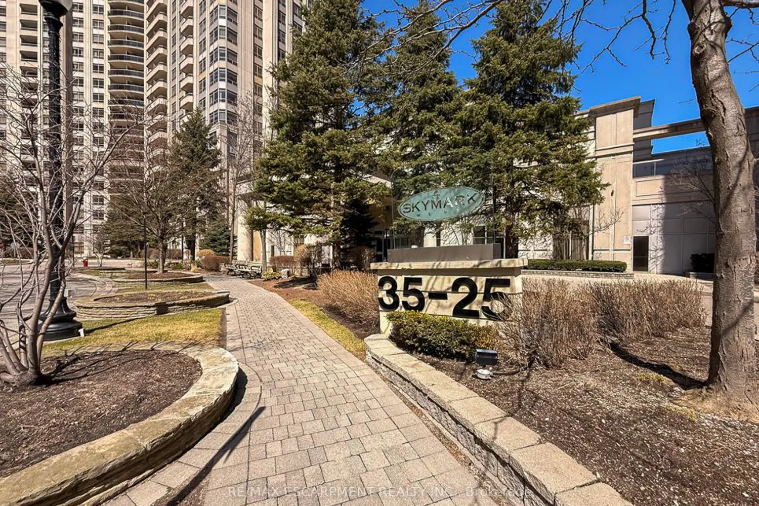 35 Kingsbridge Garden Circle 2706