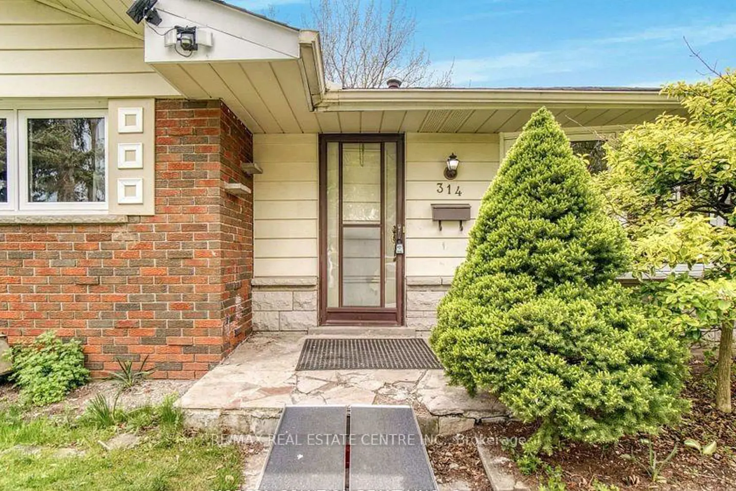 314 Strathcona Drive photo 3