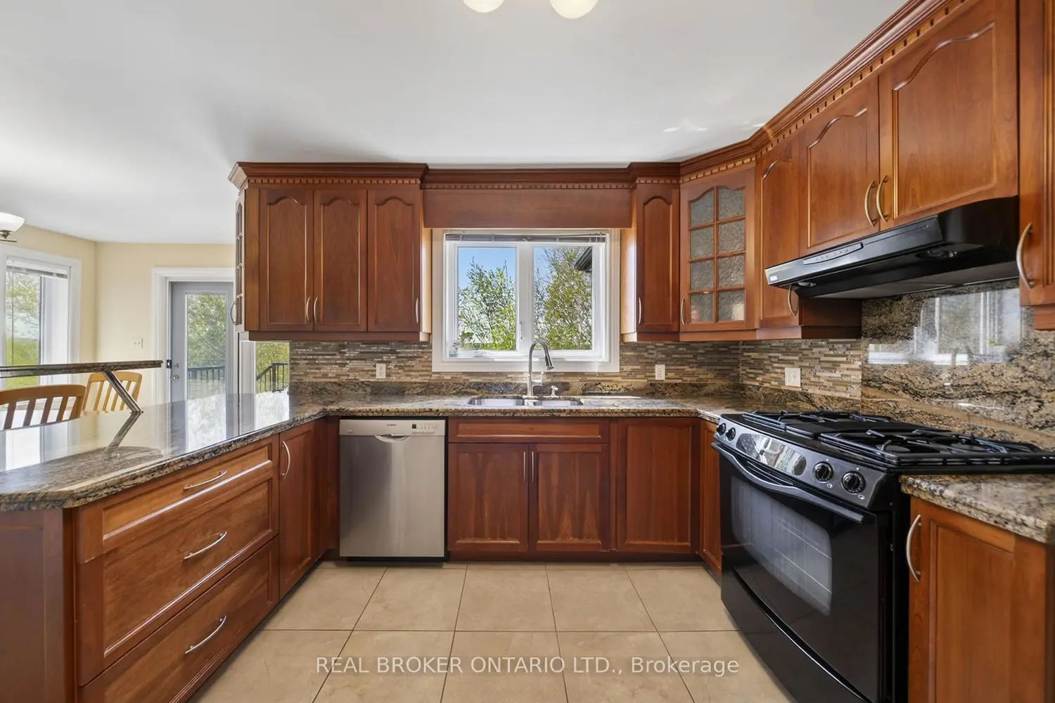 402 Maki Avenue photo 5