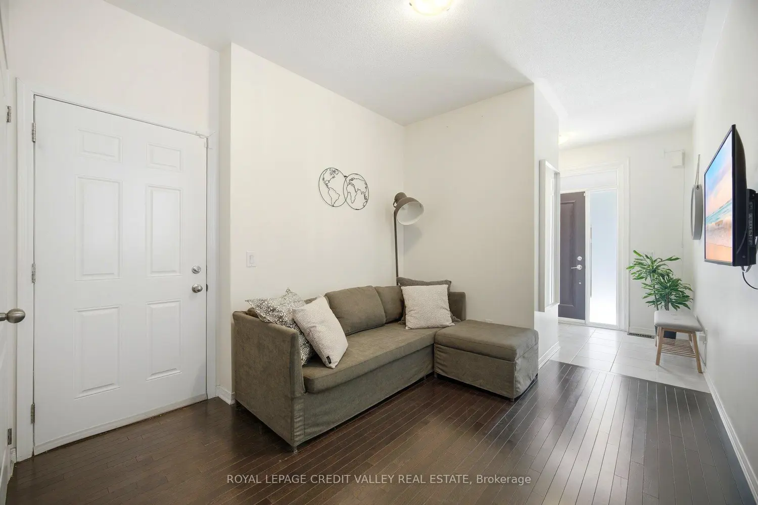 12 Frank Lane photo 2