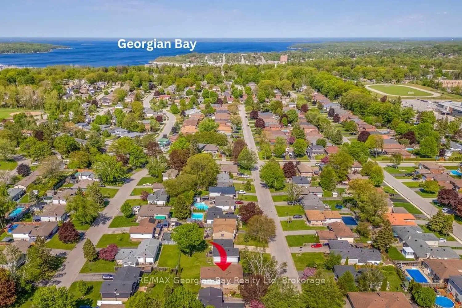 1010 Glen Eagles Crescent photo 2