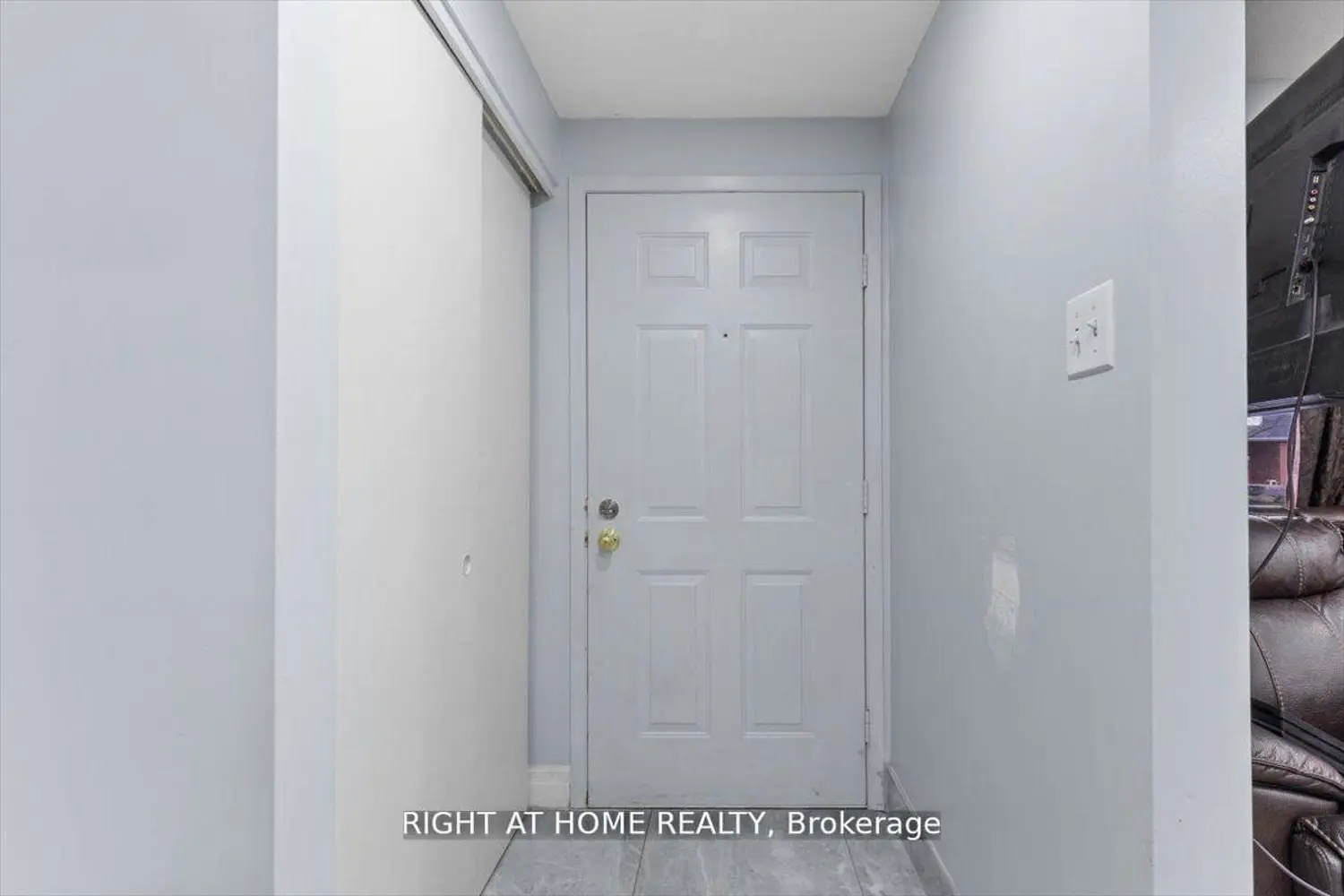 275 Tagge Crescent photo 2