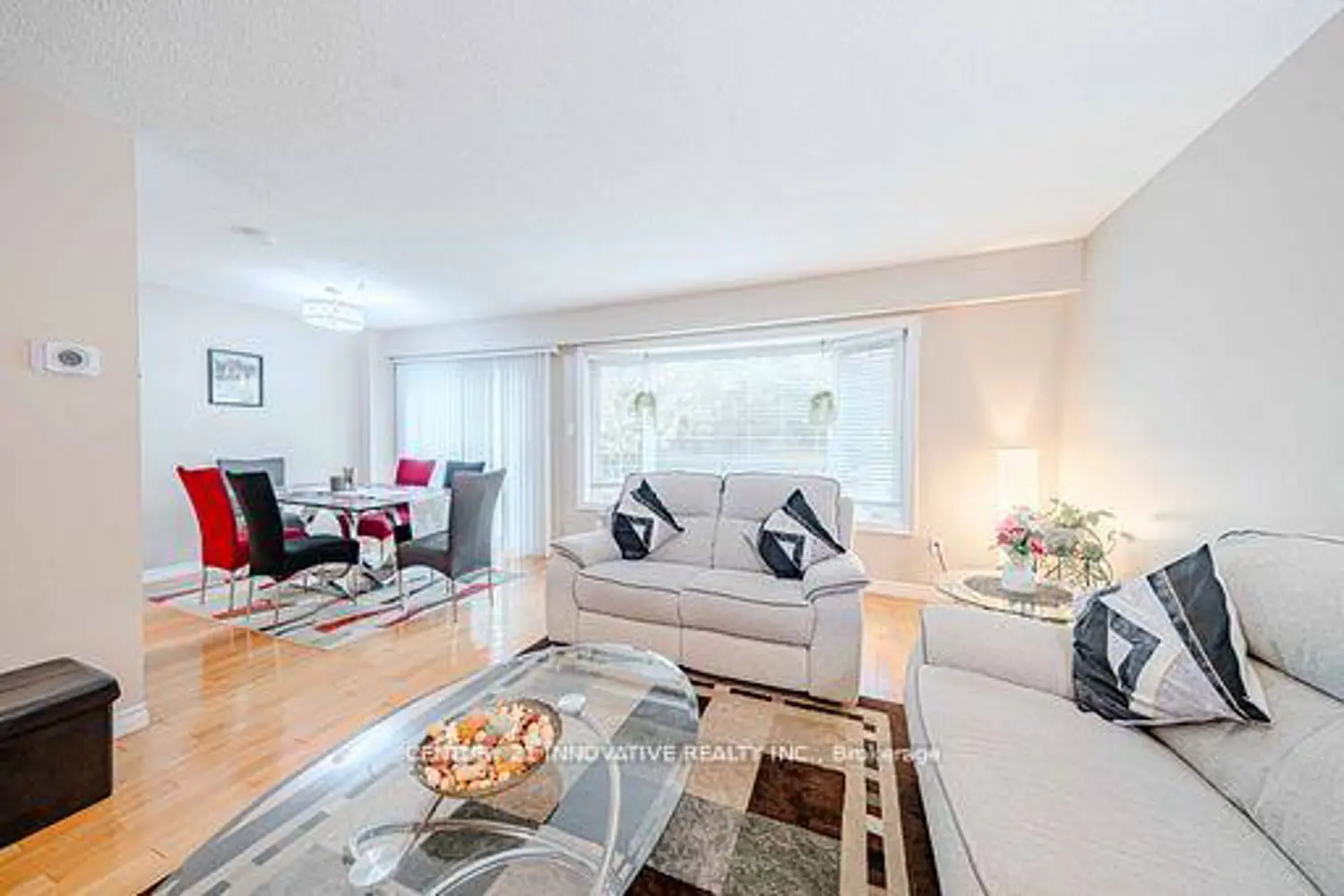1764 Listowell Crescent photo 4