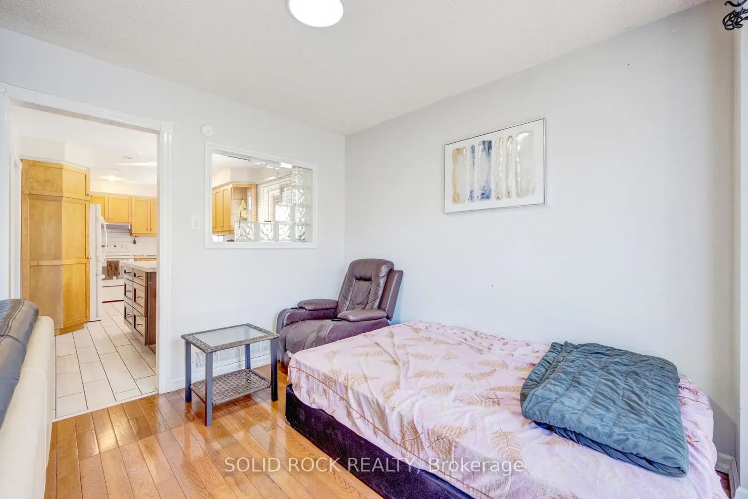 60 Martindale Crescent photo 3