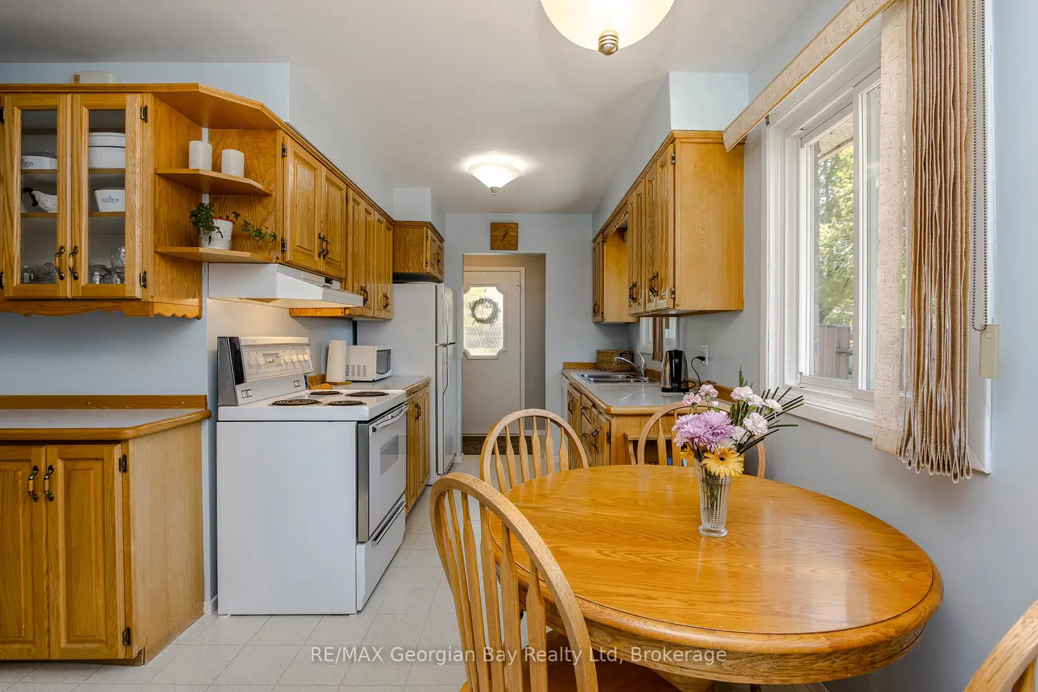1010 Glen Eagles Crescent photo 3