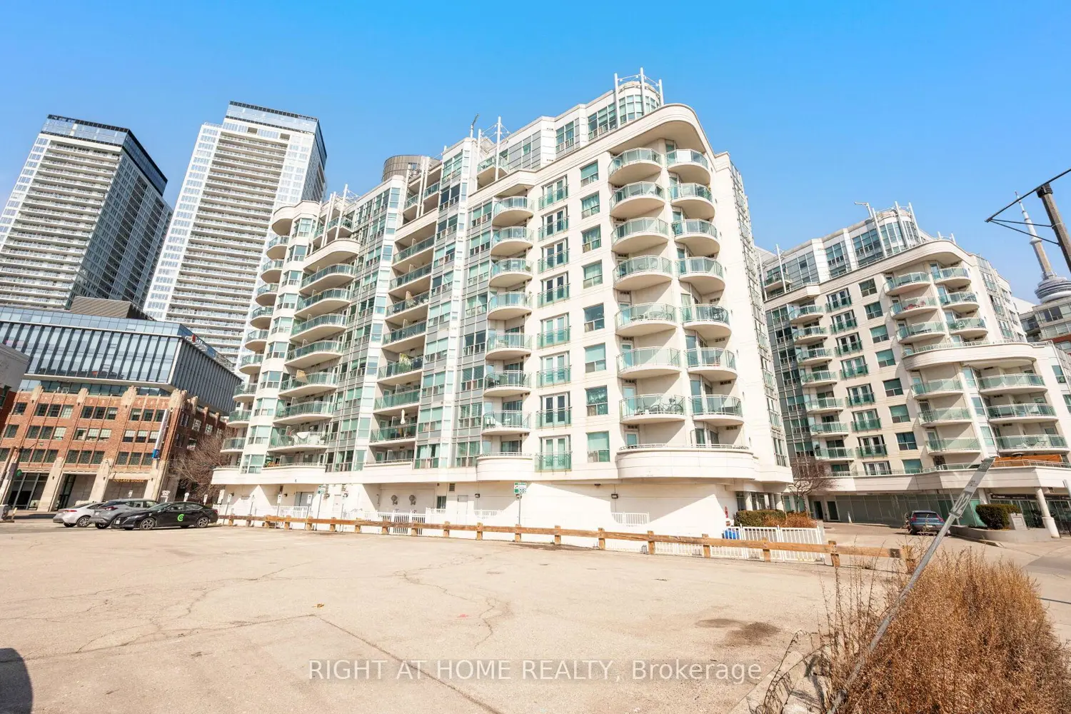 600 Queens Quay 219 photo 2