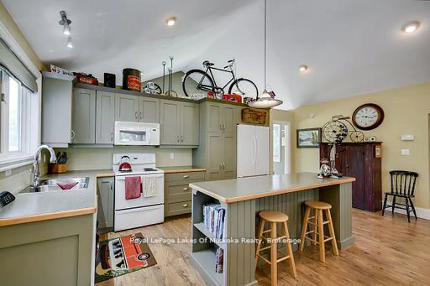 230 Ecclestone Drive photo 3
