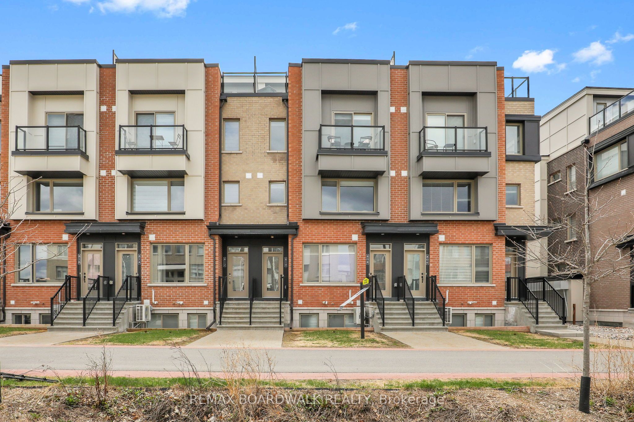 810 Mikinak Road, Ottawa, ON, K1K 5A5