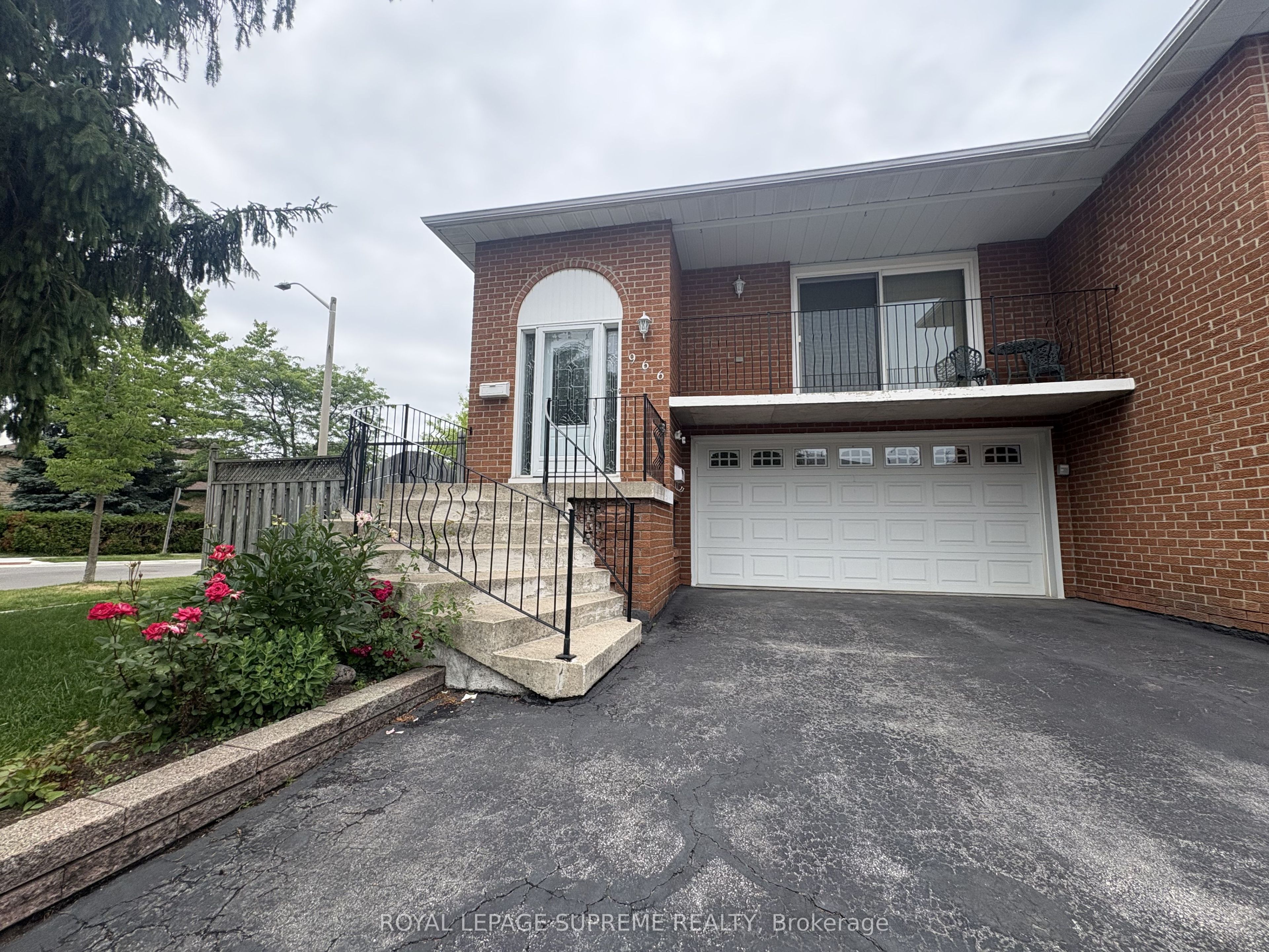 966 Lovingston Crescent, Mississauga, ON, L4W 3S7