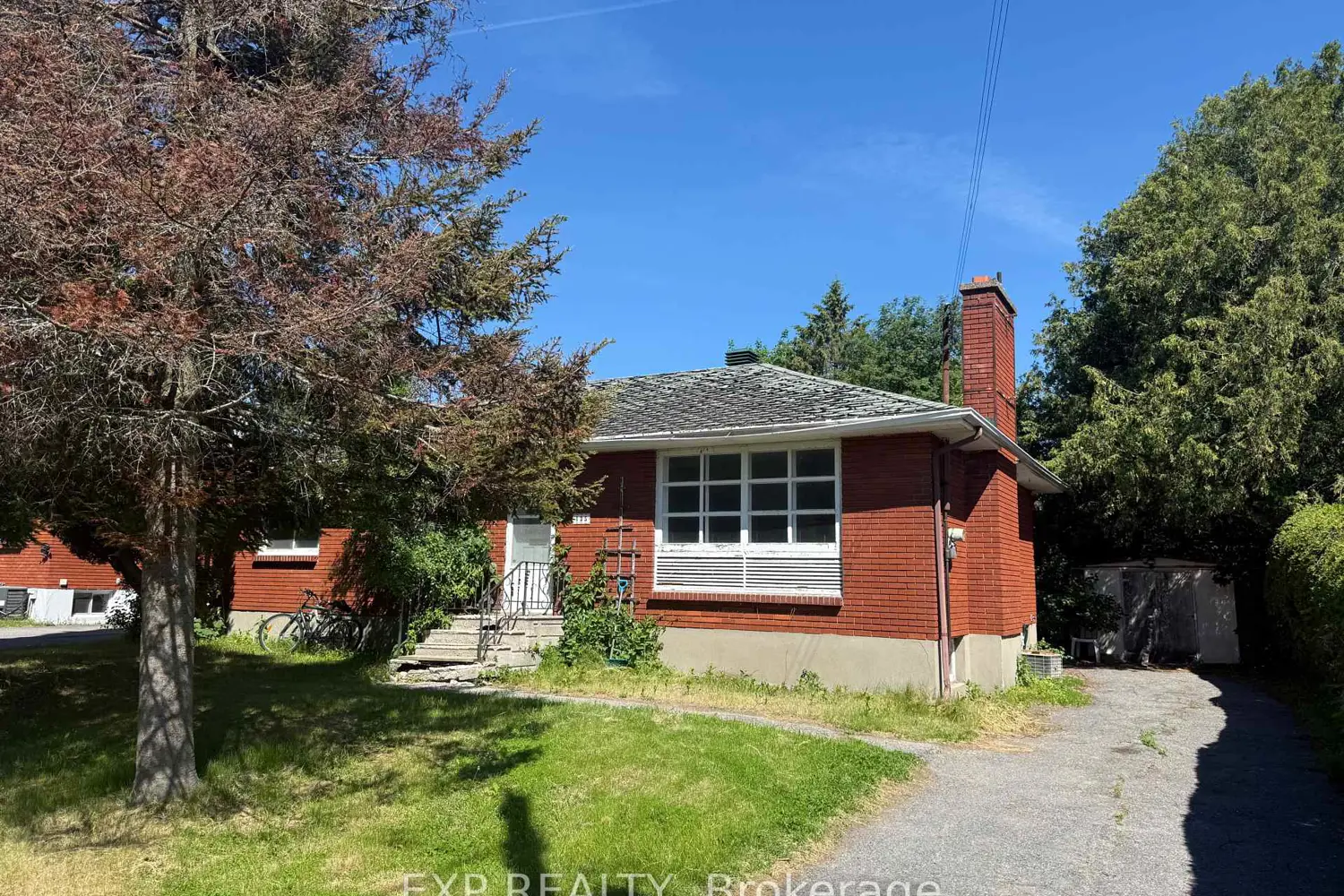 135 Oakridge Boulevard photo 2