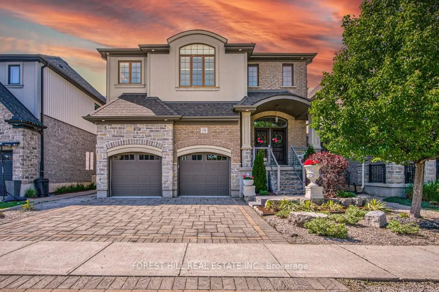 158 Eaglecrest Street photo 2
